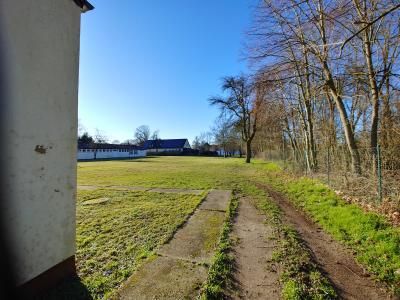 Blick von Osten auf Sportplatz und Pavillon
