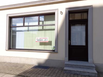 Links neben Karl-Marx-Straße 26