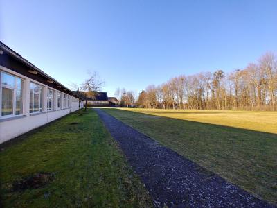 Pavillon und Sportplatz Blick aus Osten