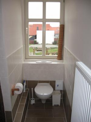Toilette mit Blick zum Weißen Garten