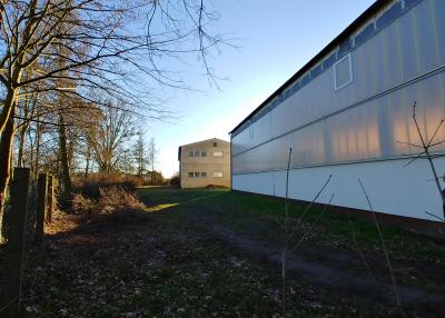 Turnhalle Ostseite Blick aus Norden auf BVVG-Fläche