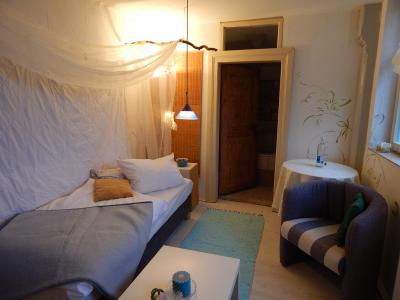 Zimmer mit Badewanne und Dusche