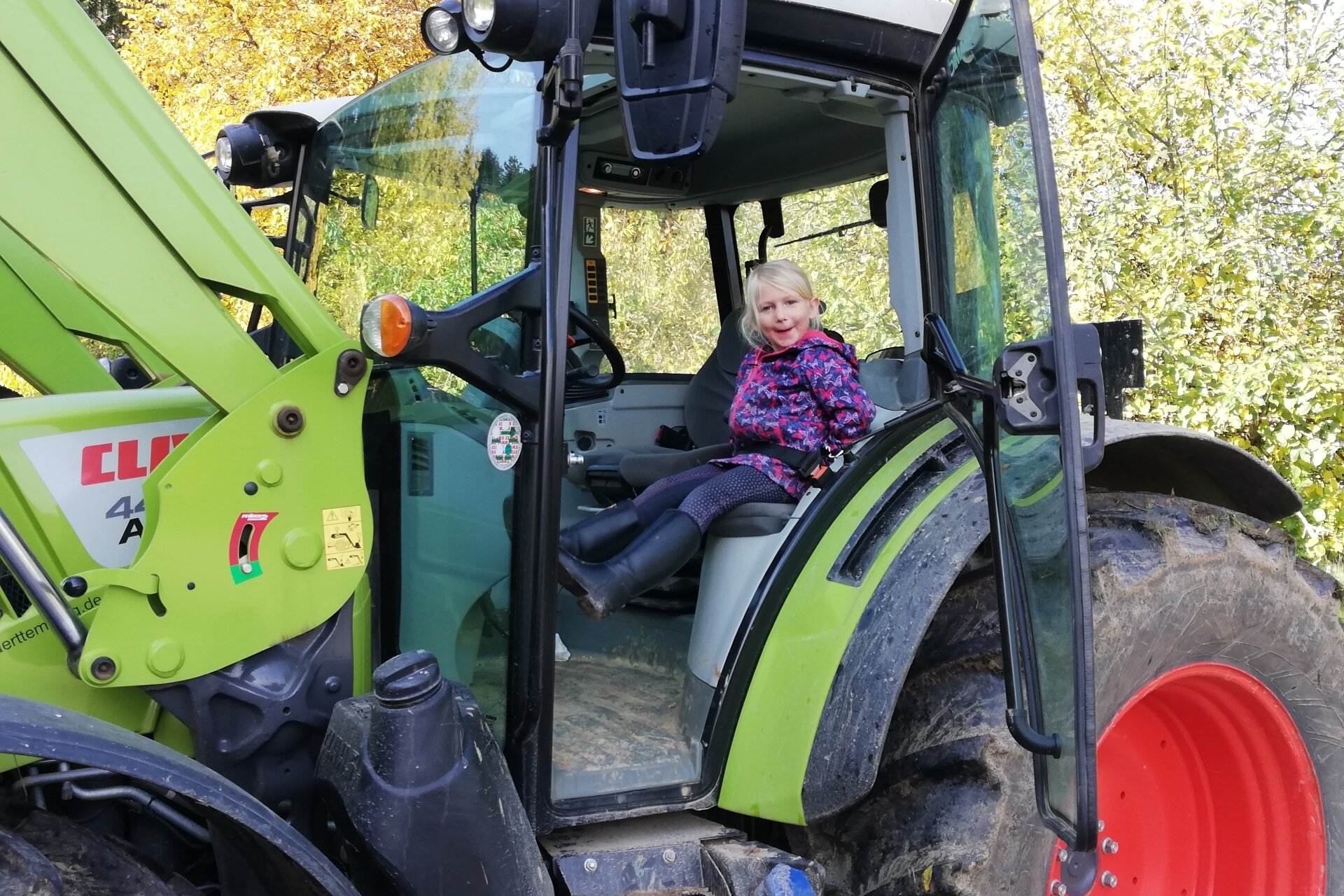 kind-im-traktor