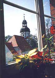 Blick vom Küchenfenster zur Dorfkirche
