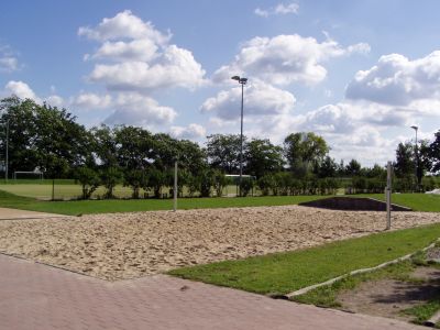 Neben dem Skate-Park mit mehreren kleinen Rampen gibt es auch noch ein Beachvolleyballfeld und eine Weitsprunganlage.