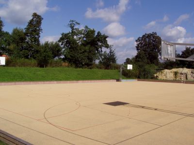 Der Gummihartplatz bietet ein Fuß- und zwei Basketballfelder und hat ebenfalls Zäune hinter den Toren.