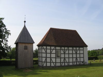 Fachwerkbau mit nebenstehendem Glockenturm