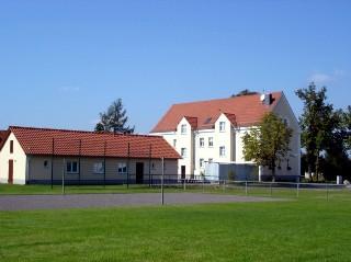 Dorfgemeinschaftshaus und zu Wohnungen ausgebaute alte Schule