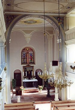 Der Altar und der Taufstein sind aus Wildenfelser Marmor gefertigt