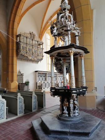 Blick vom Taufstein in den Chor der Kirche