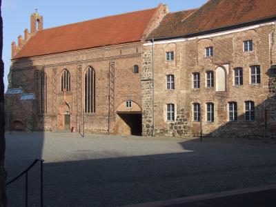 Burghof mit Blick auf die Kapelle