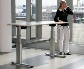 ergonomische Steh- Sitztische erobern die Büros