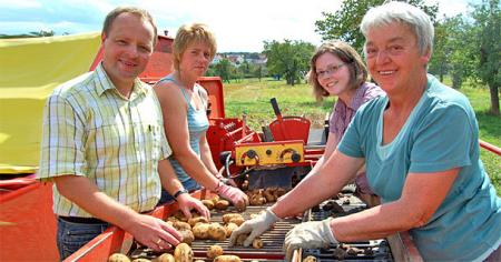 Familie Gläßner bei der Kartoffelernte