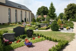 Der Friedhof der St. Nikolaikirche in Langenleuba-Oberhain ist um die Kirche herum angelegt
