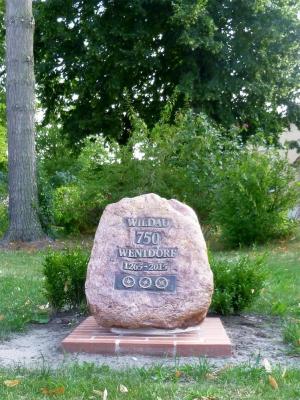 Mitten auf dem Dorfplatz der 750 Jahre Gedenkstein Wildau-Wentdorf