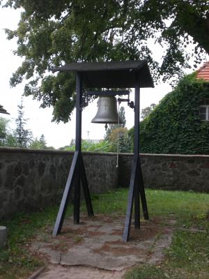 Freistehende Glocke auf dem Friedhof in Lindhorst