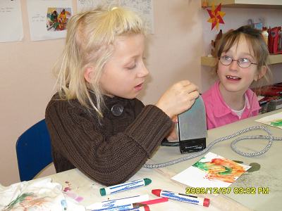 Die Kinder lernen eine neue Technik kennen, Encaustic – moderne Wachsmalerei. Hierbei wurde jedes Kind zum kleinen Künstler.