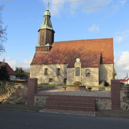 Spätmittelalterliche Feldsteinkirche Pitschen-Pickel aus dem 15.Jh., die nach einem Kirchenbrand 1675 im barocken Stil umgebaut und ausgestattet wurde.
