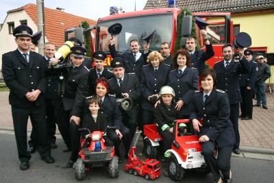 Mitglieder der Ortsfeuerwehr Schmerkendorf bei der Übergabe des neuen Feuerwehrfahrzeuges im November 2008