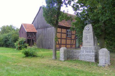 Kirche mit Glockenturm und Ehrenmal