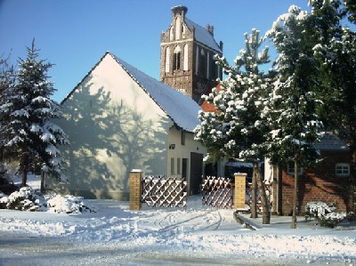 Blick auf die Kirche im winterlichen Lindena