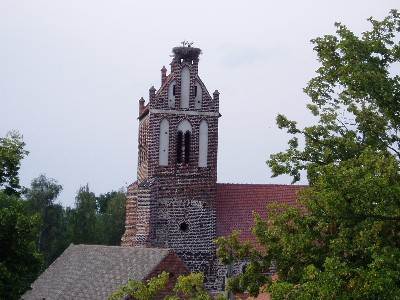 Die Kirche wird auch von Störchen genutzt.