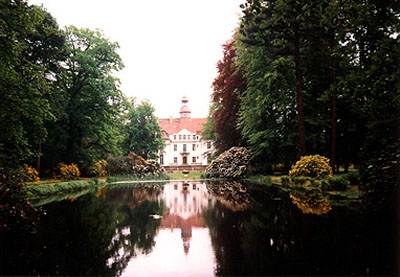 Blick über den Spiegelteich zum Schloss