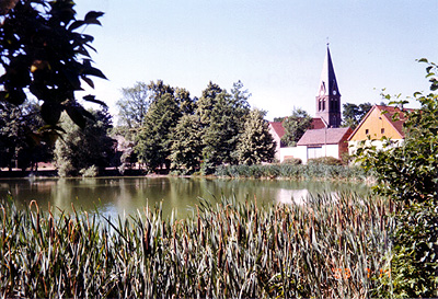 Blick über den Dorfteich zur Kirche