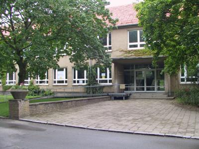 ehemals Schule und heute Mehrzweckgebäude