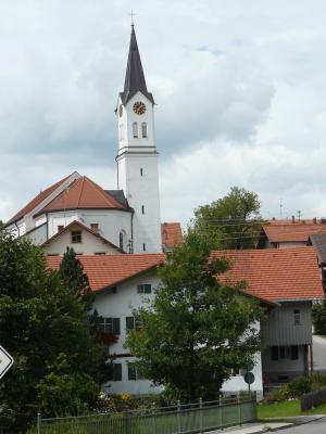 Blick auf Kirche von Hauptstraße aus