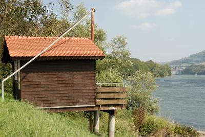 Fischerhütte mit Blick zum Rheinkraftwerk Laufenburg