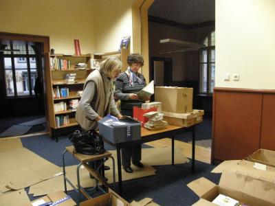 Ehrenamtlich tätige Mitarbeiterinnen der Bibliothek während des Umzuges am 04.11.09