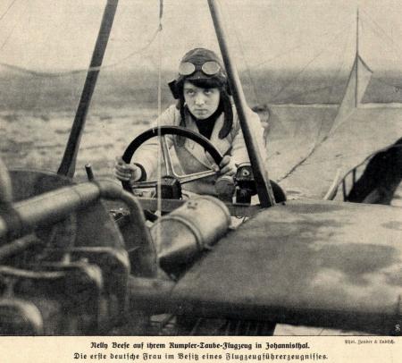 Melli Beese auf ihrer Rumpler-Taube (1911)