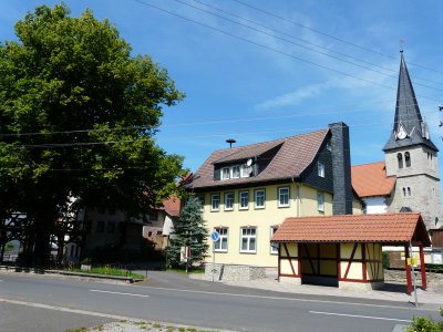 Tanzlinde, Gemeindeamt und Kirche