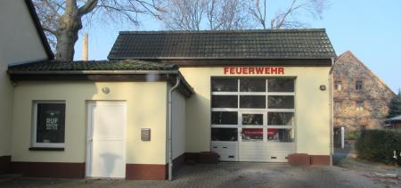 Blick auf das Gebäude der Freiwilligen Feuerwehr im Ortsteil Schricke
