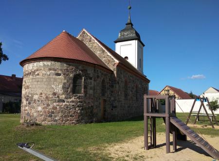 Dorfkirche Bücknitz mit Spielplatz