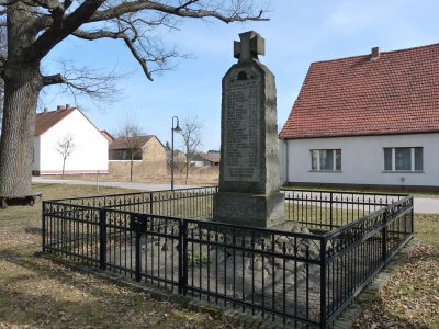 © Foto: S. Jüngst – Denkmal für die Weltkriegsopfer Groß Machnow
