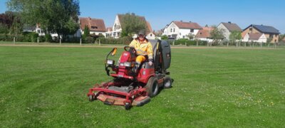 Pflege des Sportplatzes