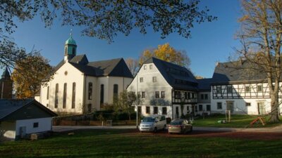 Kirche und Pfarrhaus in Neukirchen
