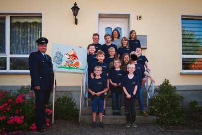 Dieses Bild zeigt die Kinderfeuerwehr, am Tag des 100 jährigen Bestehens der Feuerwehr Stegelitz.