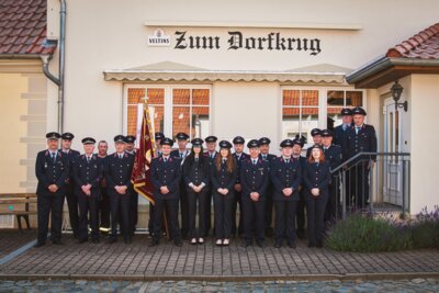 Dieses Bild zeigt die Einsatzabteilung, am Tag des 100 jährigen Bestehens der Feuerwehr Stegelitz.
