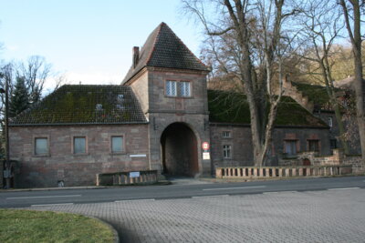Zufahrt zu Schloss Zingst von der Bundesstraße aus