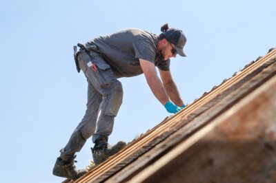 Dachdecker bei der Arbeit