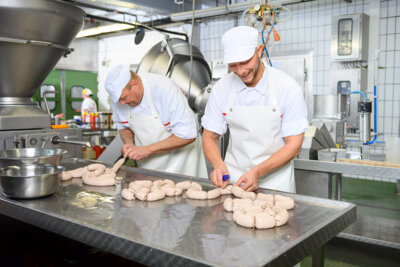 Fleischer bei der Wurstherstellung