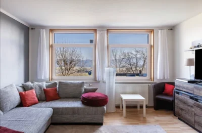 Wohnzimmer mit TV und Kamin