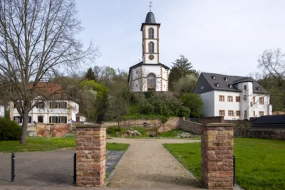 Dorfplatz mit Dreigestirn