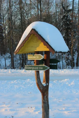 Schneebedeckter Wegweiser zur Seeecke (Foto Sabine Weyda)