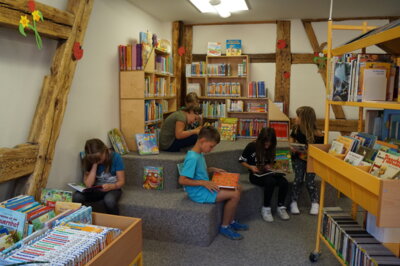 2023 Kinder der GutsMuths-Grundschule im Lesebereich der Kinderabteilung