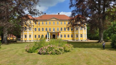 Schloss und Grundschule im Schlosspark
