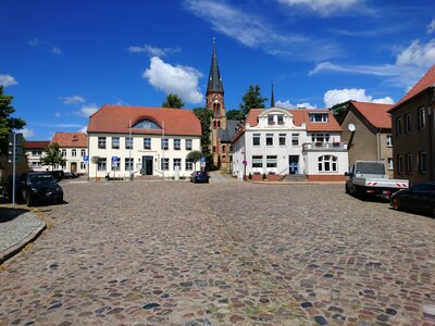 Straße 'Am Markt' mit Rathaus und Stiftskirche